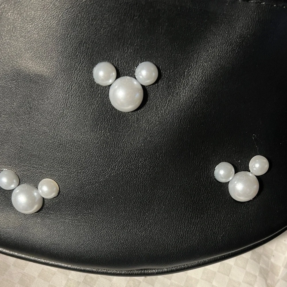 Chic Black Crossbody Bag with Pearl Details - Picture 4 of 4